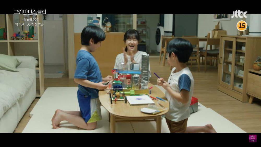 cuplikan Lee Eun Pyo (Lee Yo Won) bersama anak-anaknya, Dong Seok (Jung Si Yul) dan Dong Ju (Lee Chae Hyun) di drama Korea Green Mothers' Club (Dok. JTBC Drama)