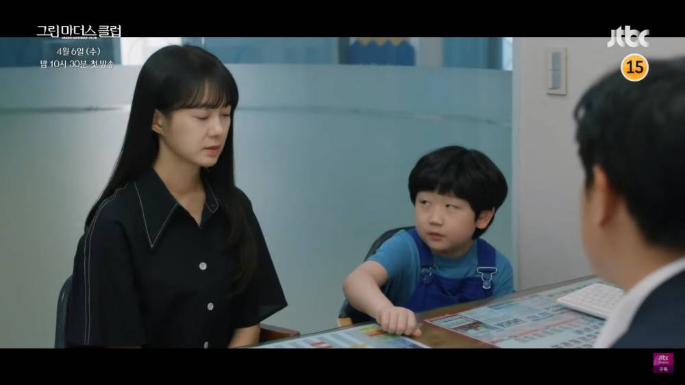 cuplikan Lee Eun Pyo (Lee Yo Won) bersama anaknya, Dong Seok (Jung Si Yul) di drama Korea Green Mothers' Club (Dok. JTBC Drama)