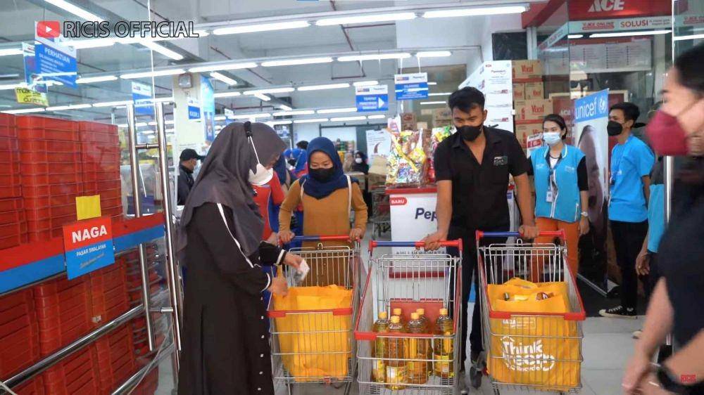 Ria Ricis belanja sampai bagi-bagi minyak (YouTube.com/Ricis Official/)