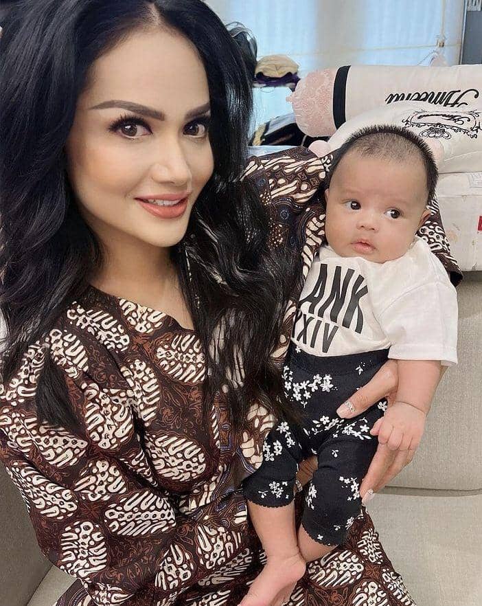 Kd ameena (instagram.com/krisdayantilemos)