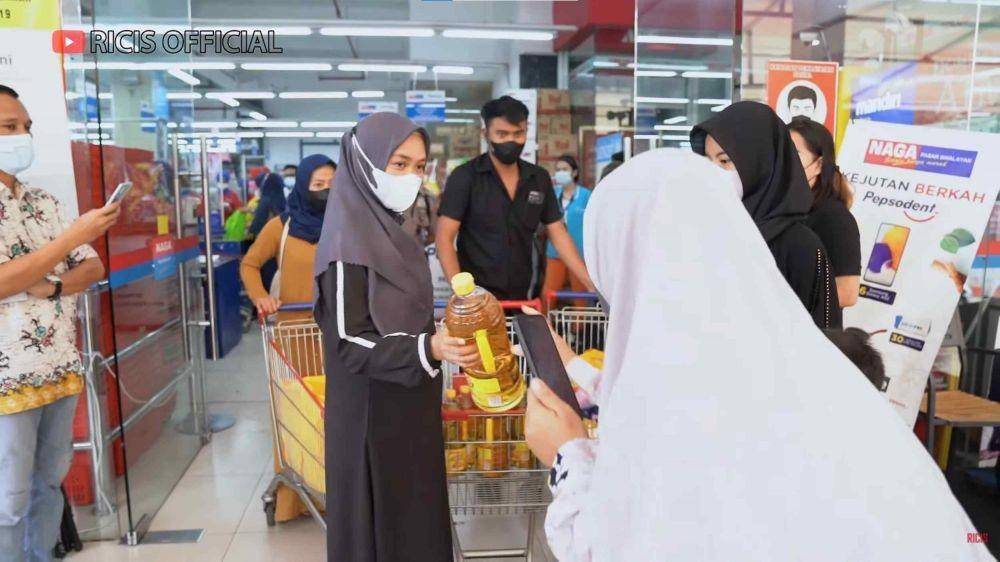 Ria Ricis belanja sampai bagi-bagi minyak (YouTube.com/Ricis Official/)