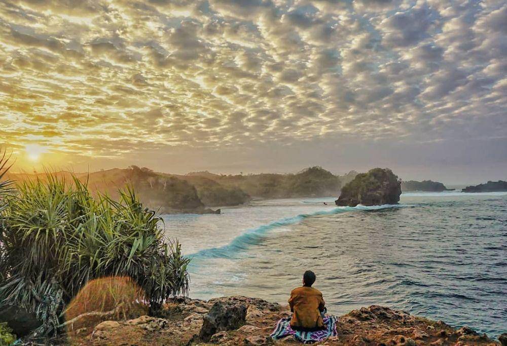 Pantai peh pulo (instagram.com/Wisatablitar)