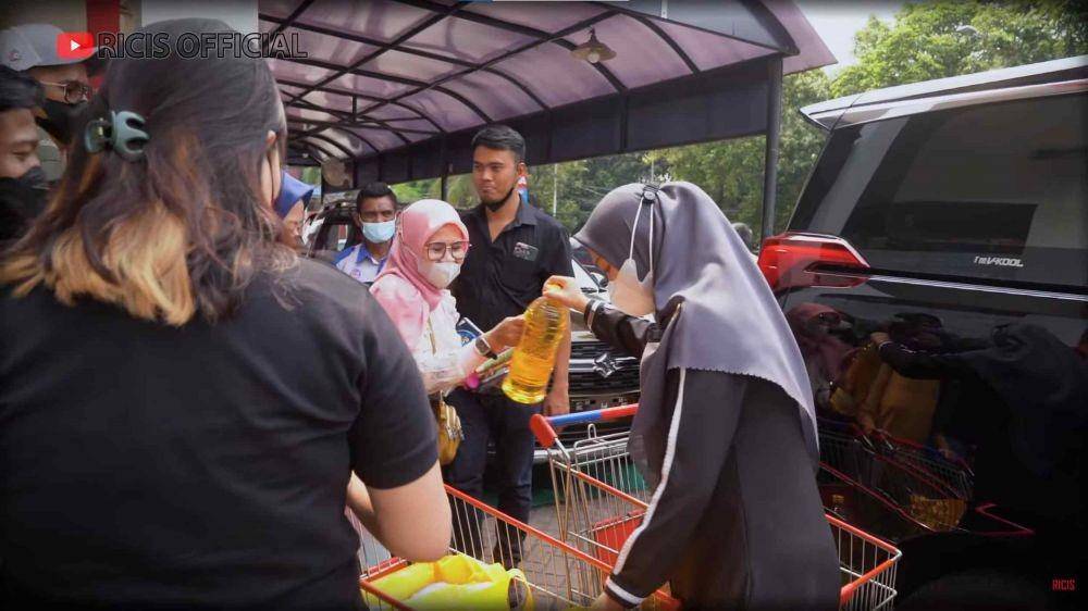 Ria Ricis belanja sampai bagi-bagi minyak (YouTube.com/Ricis Official/)