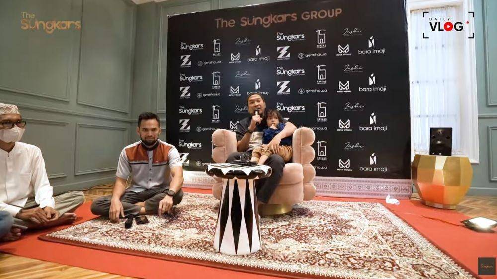 buka puasa Zaskia Sungkar (YouTube.com/The Sungkars)