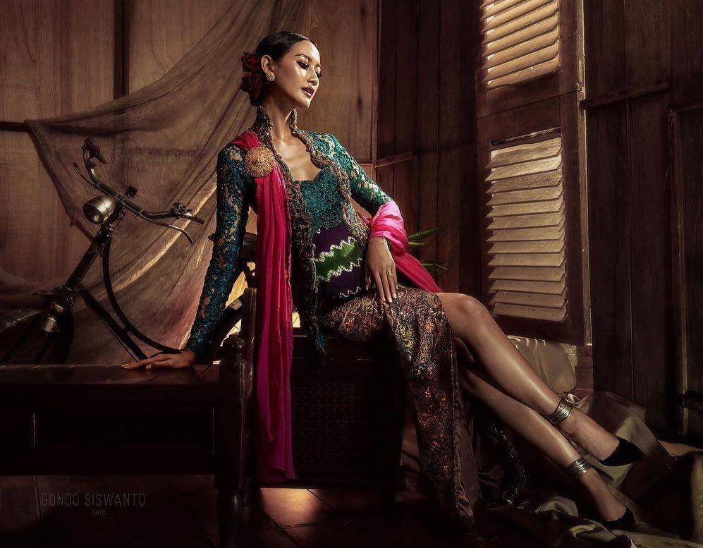 Kebaya dengan Angkin (instagram.com/ayumaulida97)