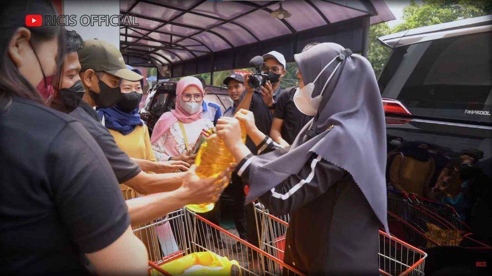 Ria Ricis belanja sampai bagi-bagi minyak (YouTube.com/Ricis Official/)