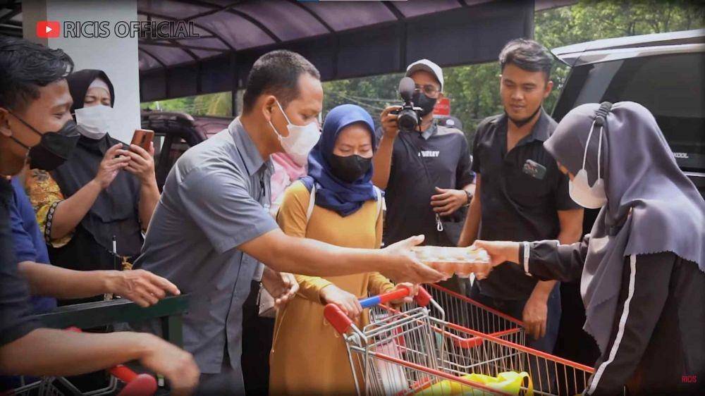 Ria Ricis belanja sampai bagi-bagi minyak (YouTube.com/Ricis Official/)