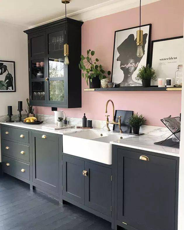 ilustrasi desain rumah pink pastel ala Bridgerton (pinterest.com/Hunker)