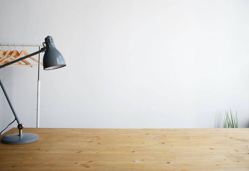 ilustrasi meja kayu (unsplash.com/@lishakov)