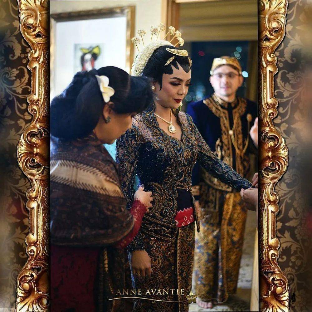 Kebaya dengan Angkin (instagram.com/anneavantieheart)