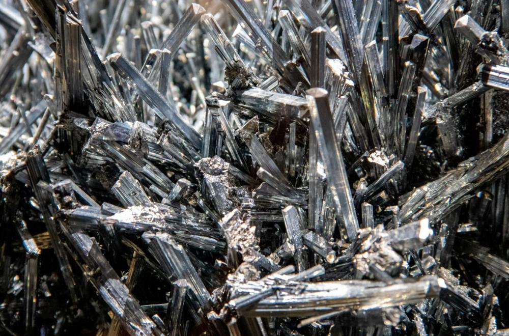 10 Mineral dengan Kilap Logam, Berkilau dan Memukau