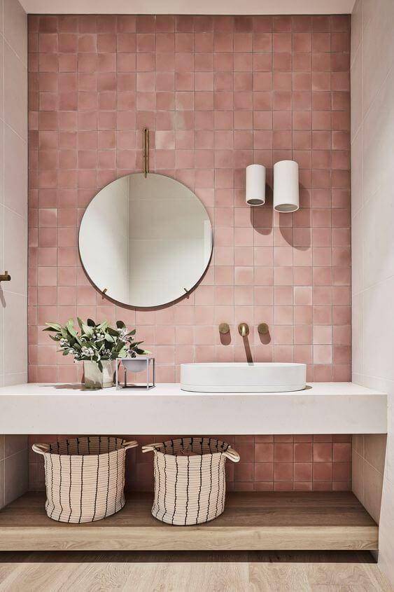 ilustrasi desain rumah pink pastel ala Bridgerton (pinterest.com/YourHomeStyle)