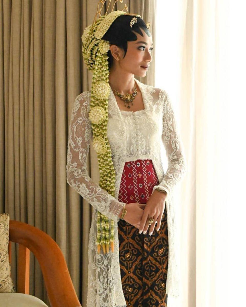 Kebaya dengan Angkin (instagram.com/didietmaulana)