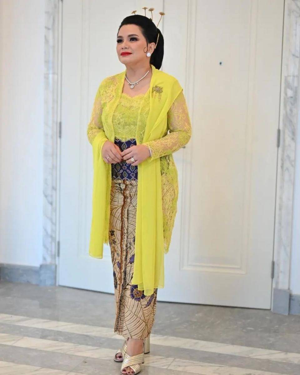 Kebaya dengan Angkin (instagram.com/didietmaulana)