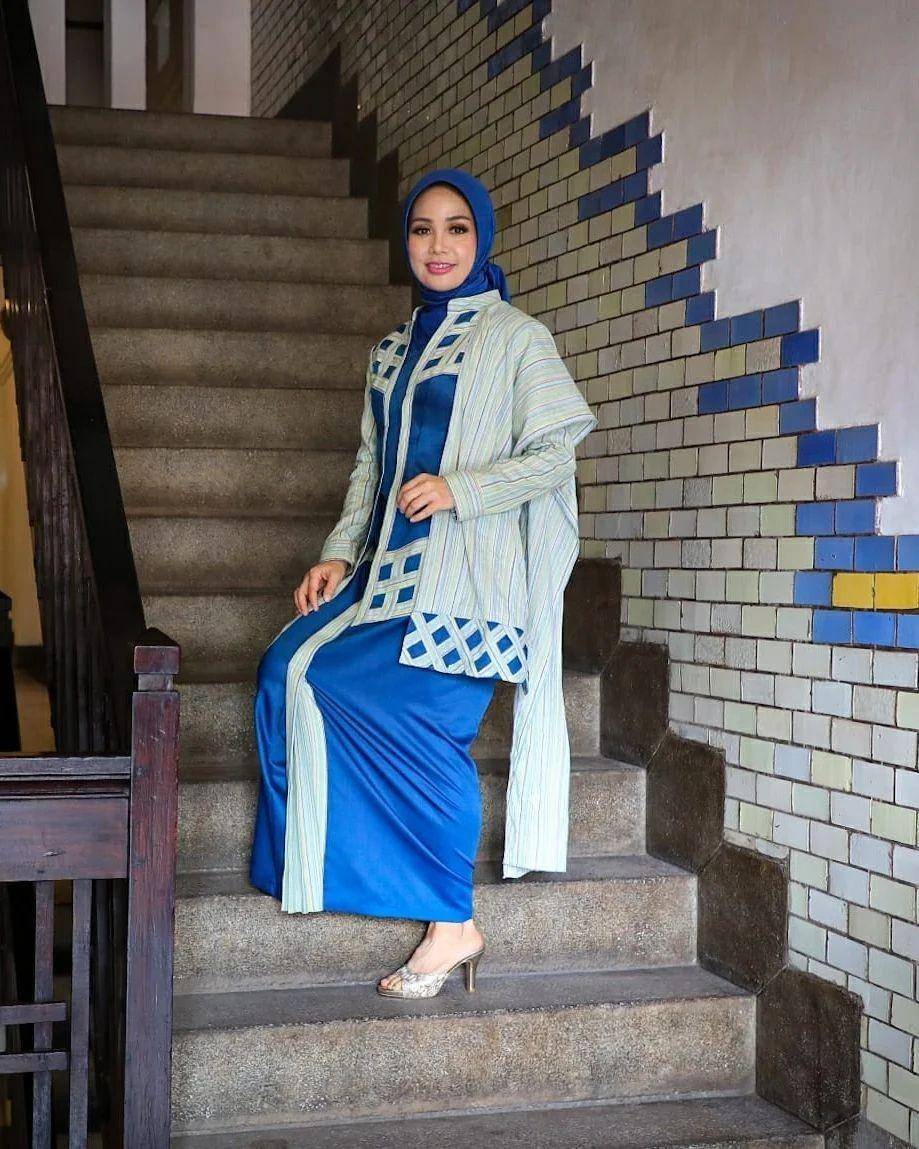Kebaya Hijab (instagram.com/atikoh.s)