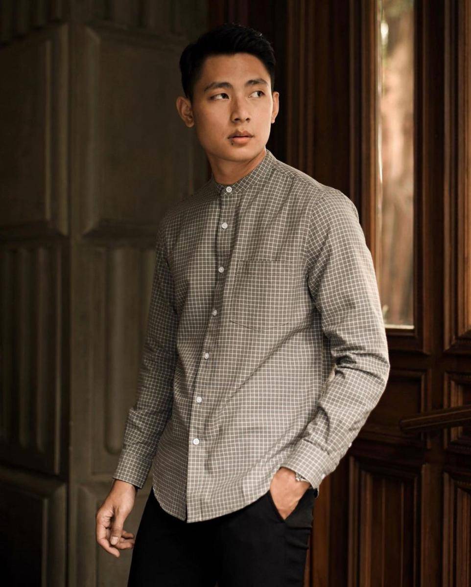 Rekomendasi merek kemeja collar band pria yang cocok dipakai saat Lebaran (Instagram.com/zomabasic)