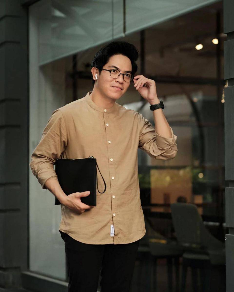 Rekomendasi merek kemeja collar band pria yang cocok dipakai saat Lebaran (Instagram.com/triplejeans)
