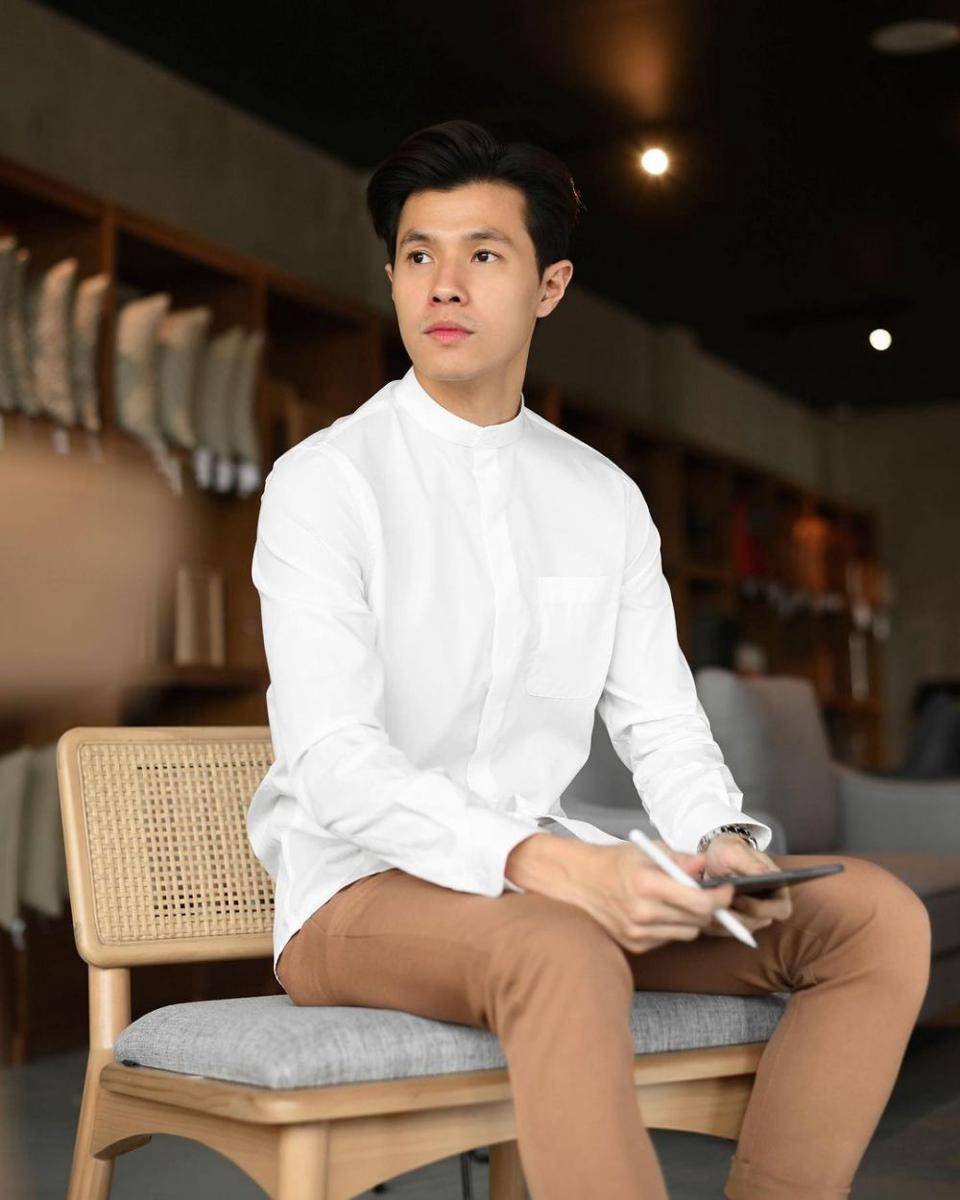 Rekomendasi merek kemeja collar band pria yang cocok dipakai saat Lebaran (Instagram.com/heymale.id)