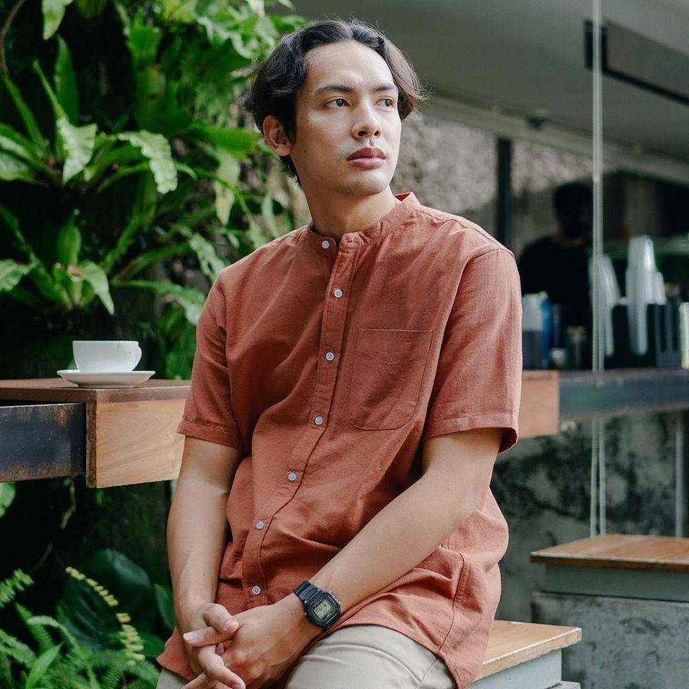 Rekomendasi merek kemeja collar band pria yang cocok dipakai saat Lebaran (Instagram.com/oxfoord)