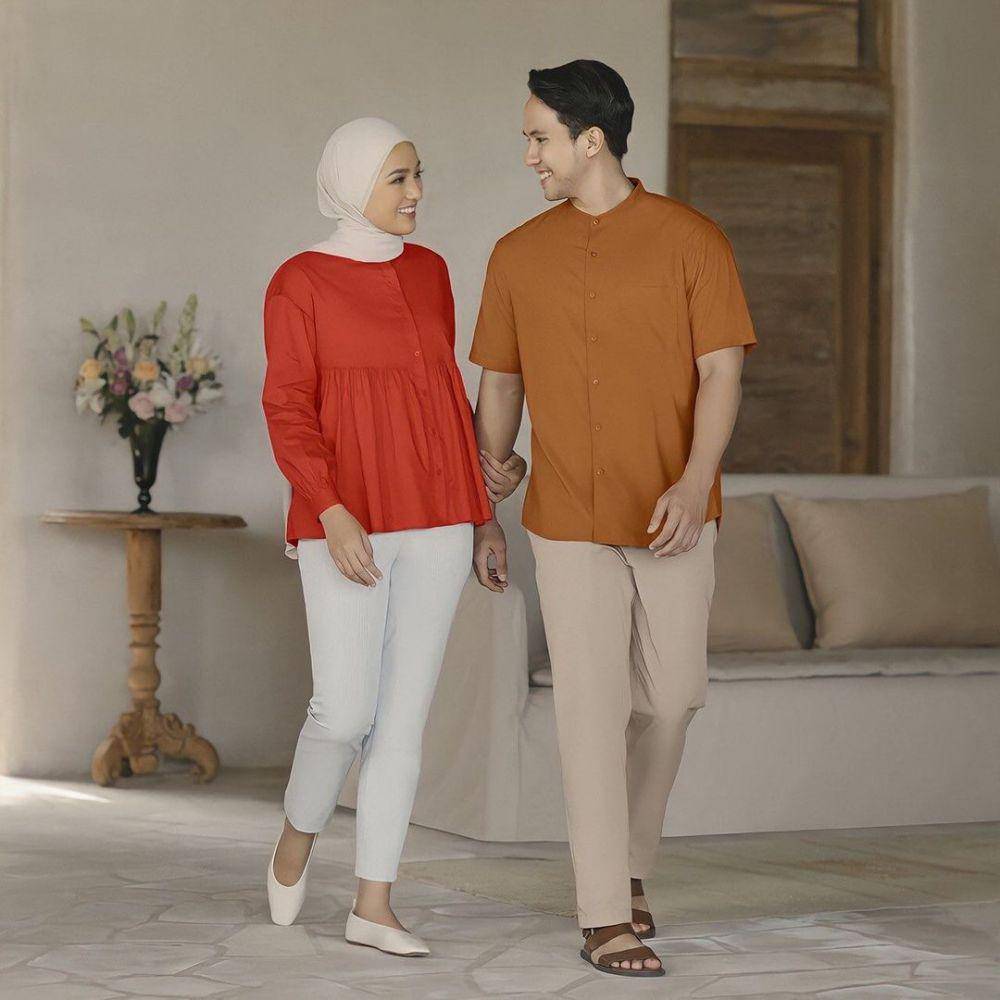 Rekomendasi merek kemeja collar band pria yang cocok dipakai saat Lebaran (Instagram.com/uniqloindonesia)