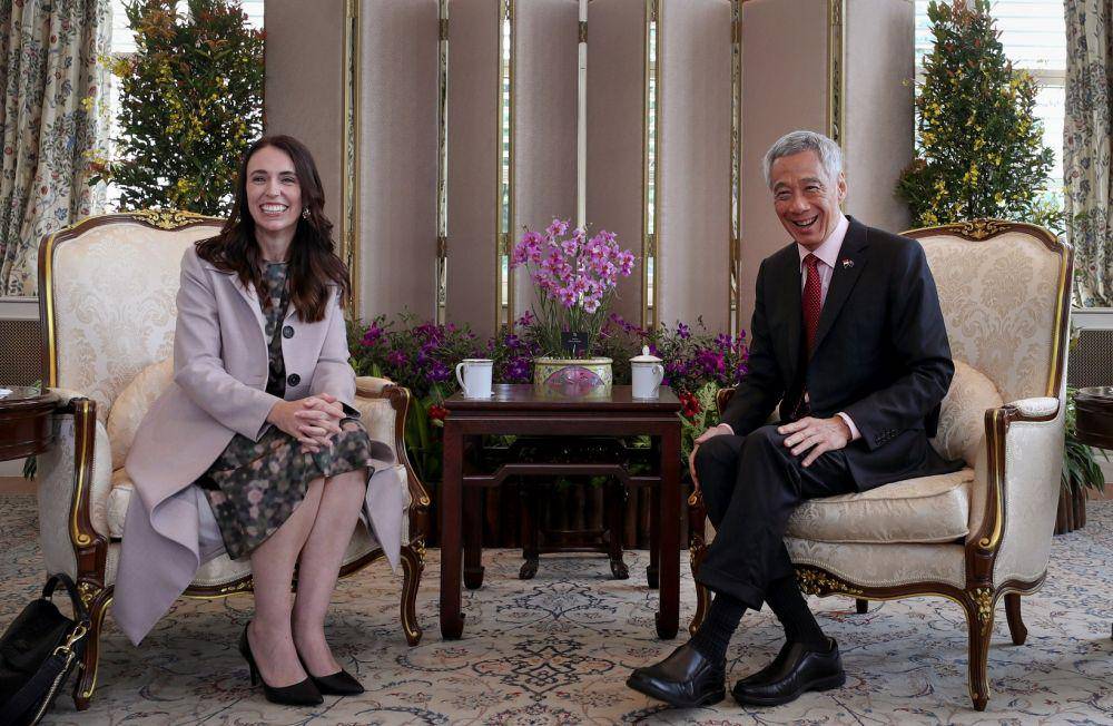 Perdana Menteri Singapura Lee Hsien Loong (kanan) saat menjamu Perdana Menteri Selandia Baru, Jacinda Ardern dalam kunjungan resminya pada 19 April 2022. (twitter.com/leehsienloong)
