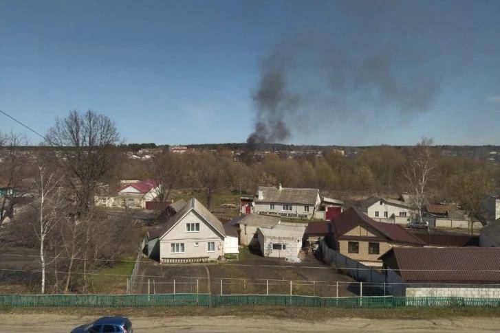 Serangan rudal di Desa Klimovo, Bryansk, Rusia pada Kamis (14/4/2022). (twitter.com/nexta_tv)