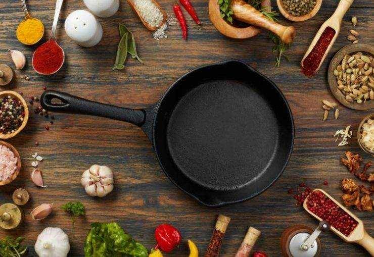ilustrasi teflon dengan bahan dapur (kitchenambition.com)