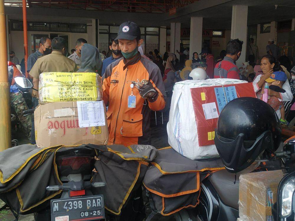 Para kurir sedang mengantarkan paket yang masuk di Pos KCU Malang. IDN Times/Alfi Ramadana