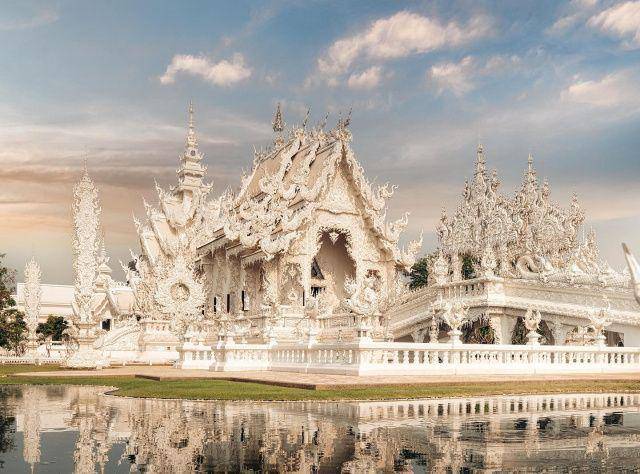 gambar Wat Rong Khun (instagram.com/asiaandbeyond)