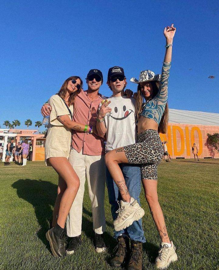 KJ Apa, Clara Berry dan teman-temannya (instagram.com/clara.berry)