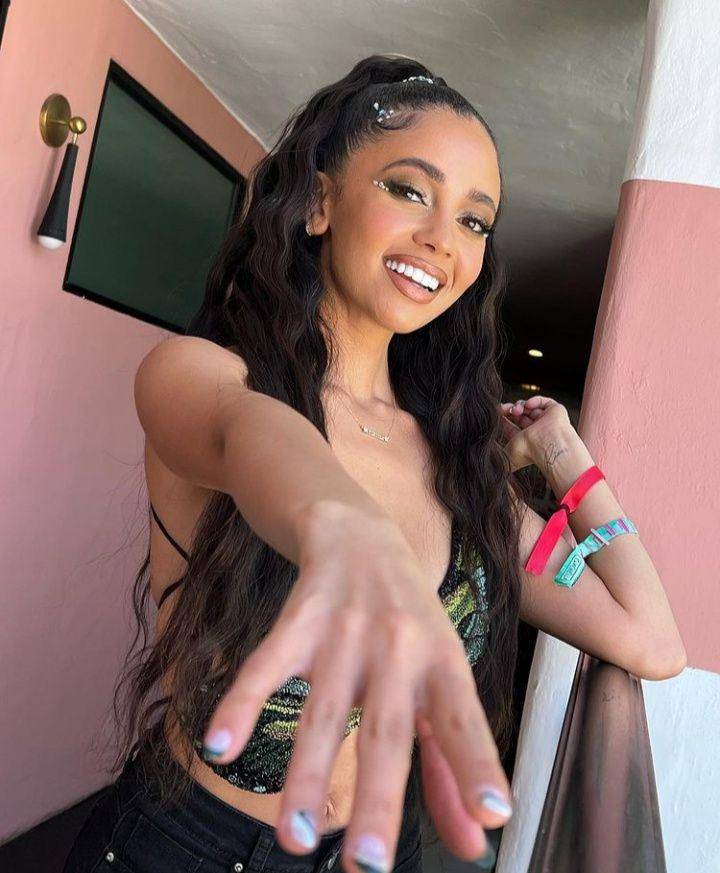 Vanessa Morgan (instagram.com/vanessamorgan)