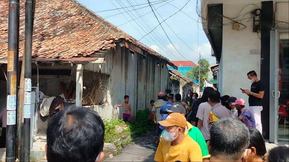 Warga Jalan Ikan Tenggiri, Kelurahan Pesawahan, Kecamatan Telukbetung Selatan, Kota Bandar Lampung digegerkan dengan penemuan sesosok mayat pria inisal M (60), Selasa (19/4/2022). (IDN Times/Istimewa)