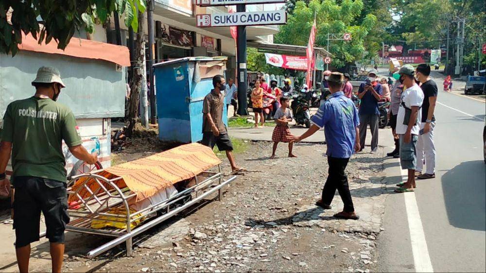 Warga Jalan Ikan Tenggiri, Kelurahan Pesawahan, Kecamatan Telukbetung Selatan, Kota Bandar Lampung digegerkan dengan penemuan sesosok mayat pria inisal M (60), Selasa (19/4/2022). (IDN Times/Istimewa)