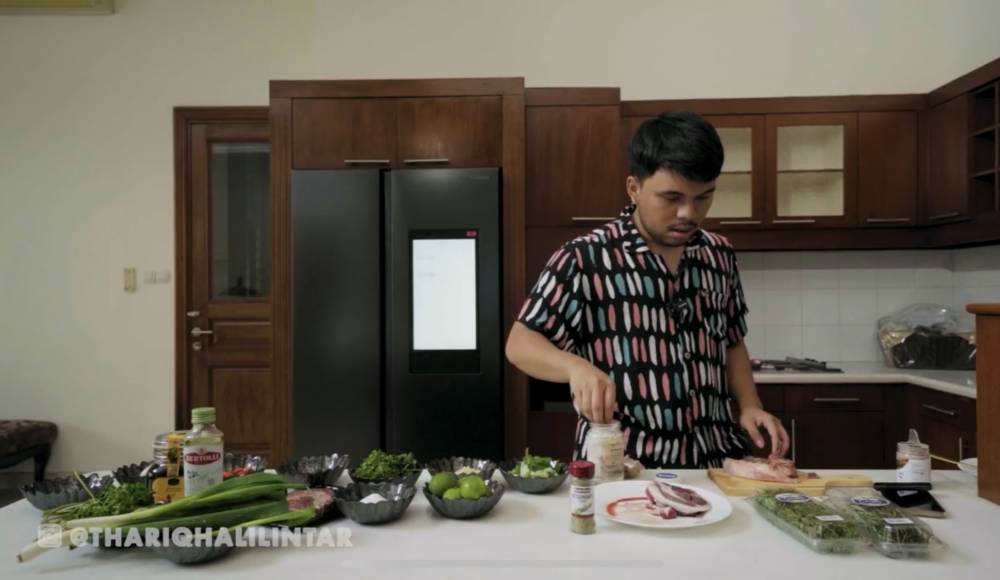Thariq masak untuk Fuji (youtube.com/thariqhalilintar)