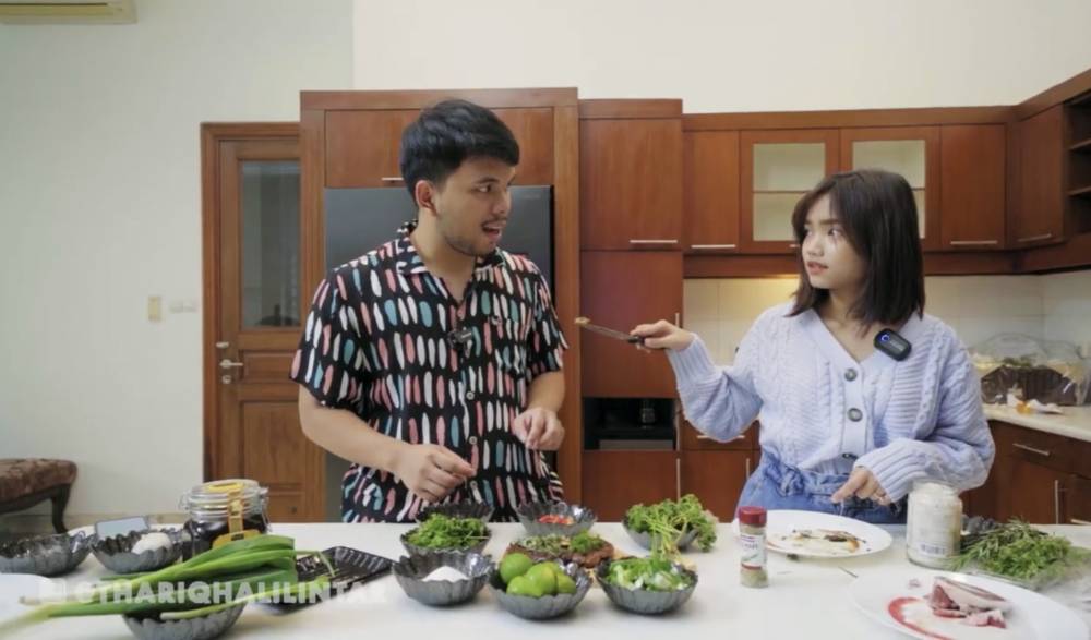 Thariq masak untuk Fuji (youtube.com/thariqhalilintar)