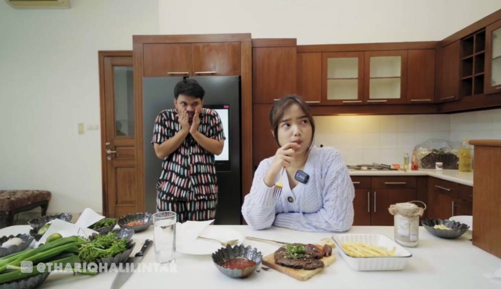 Thariq masak untuk Fuji (youtube.com/thariqhalilintar)