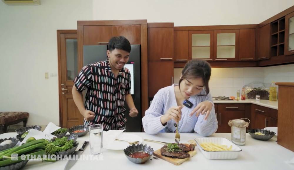 Thariq masak untuk Fuji (youtube.com/thariqhalilintar)