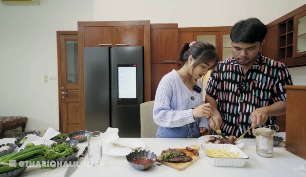Thariq masak untuk Fuji (youtube.com/thariqhalilintar)