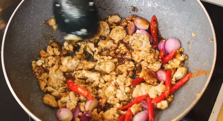 ilustrasi saat menambahkan potongan cabe keriting merah dan bawang merah utuh (youtube.com/Devina Hermawan)