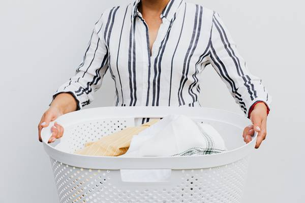 Cara mencuci sajadah dengan memisahkannya dari pakaian lain (pexels.com/karolina-grabowska)