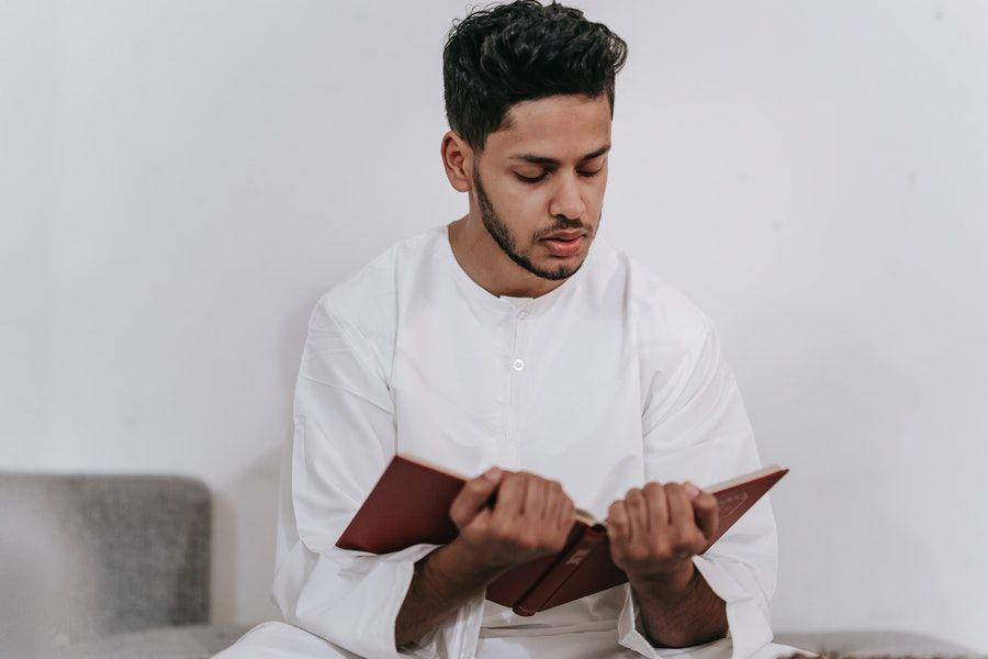 Ilustrasi membaca Al-Qur'an (Pexels.com/Michael Burrows)