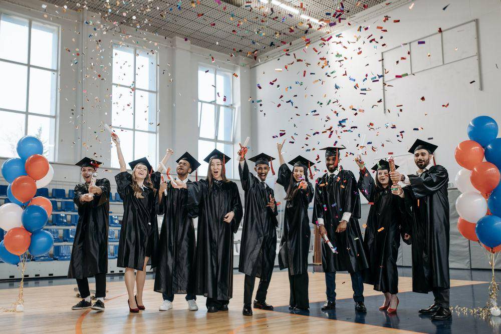 ilustrasi wisuda (pexels.com/Pavel Danilyuk)