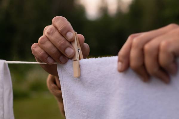 Cara mencuci sajadah dengan menghindari terik matahari (pexels.com/ron-lach)