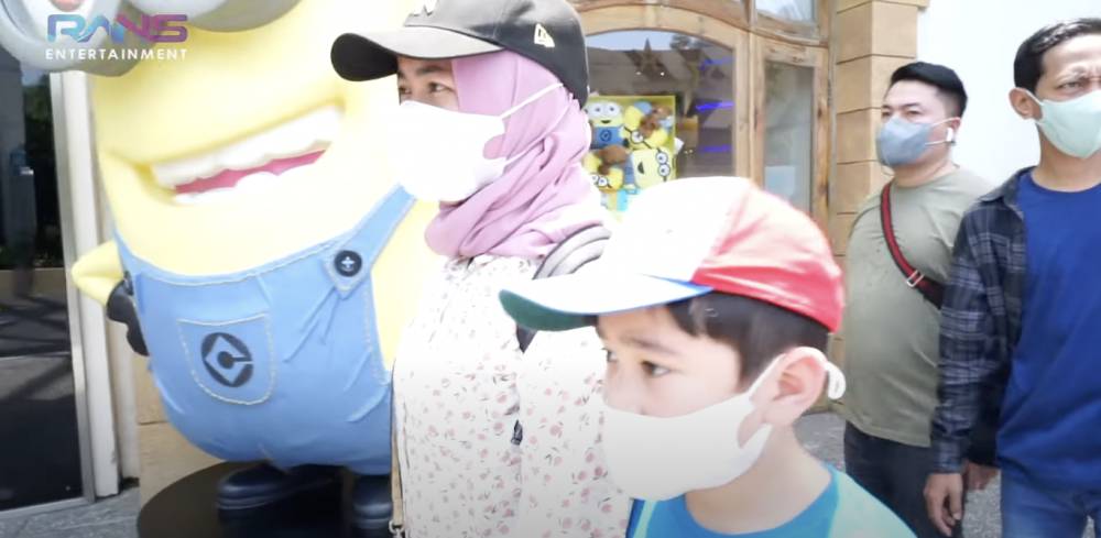 Potret Rafathar di Universal Studio (YouTube.com/Rans Entertainment)