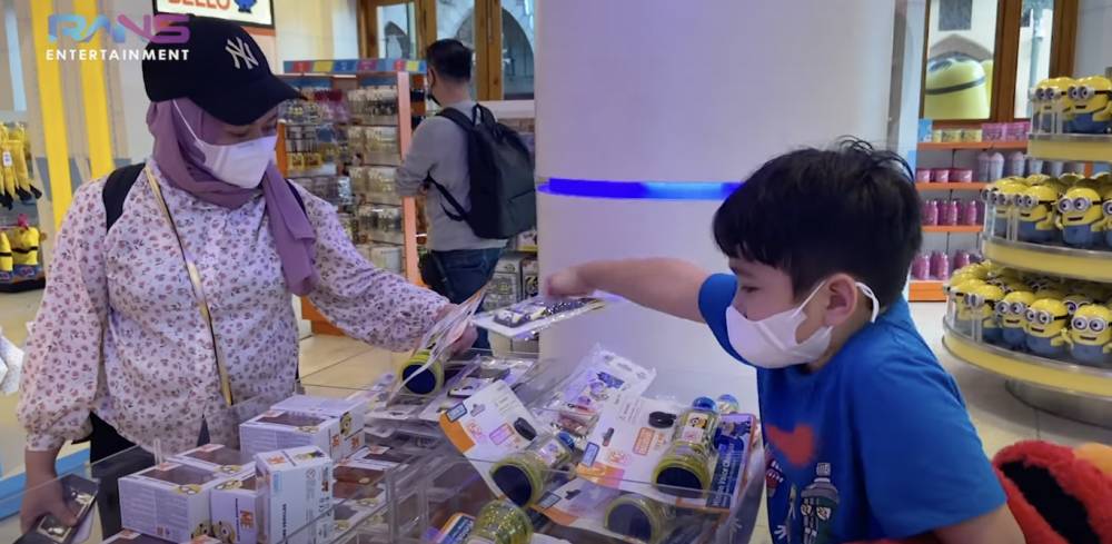Potret Rafathar di Universal Studio (YouTube.com/Rans Entertainment)