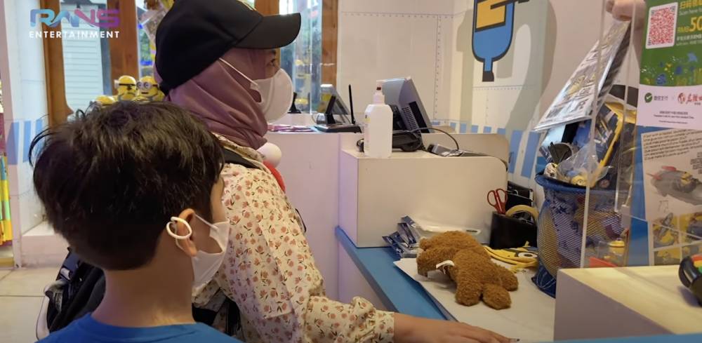 Potret Rafathar di Universal Studio (YouTube.com/Rans Entertainment)