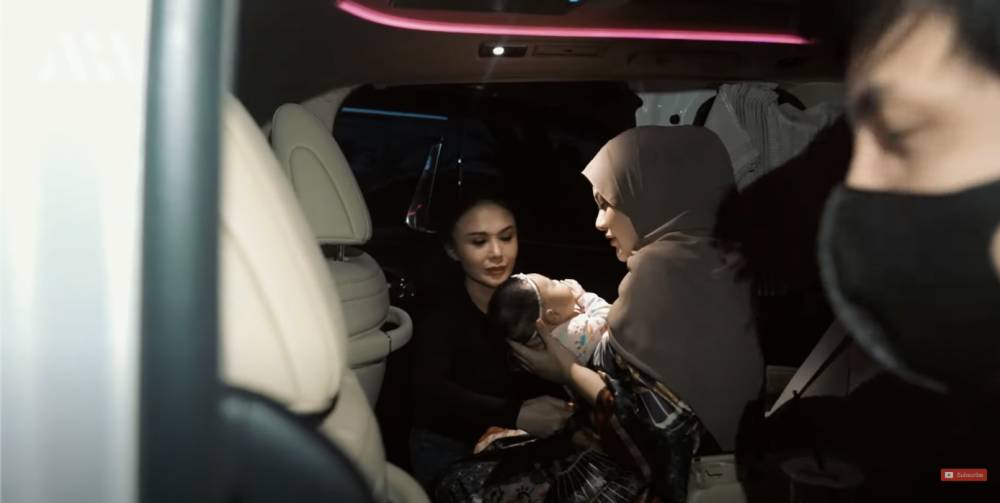 Momen Aurel, Atta, dan Ameena di rumah Yuni Shara (YouTube.com/AH)
