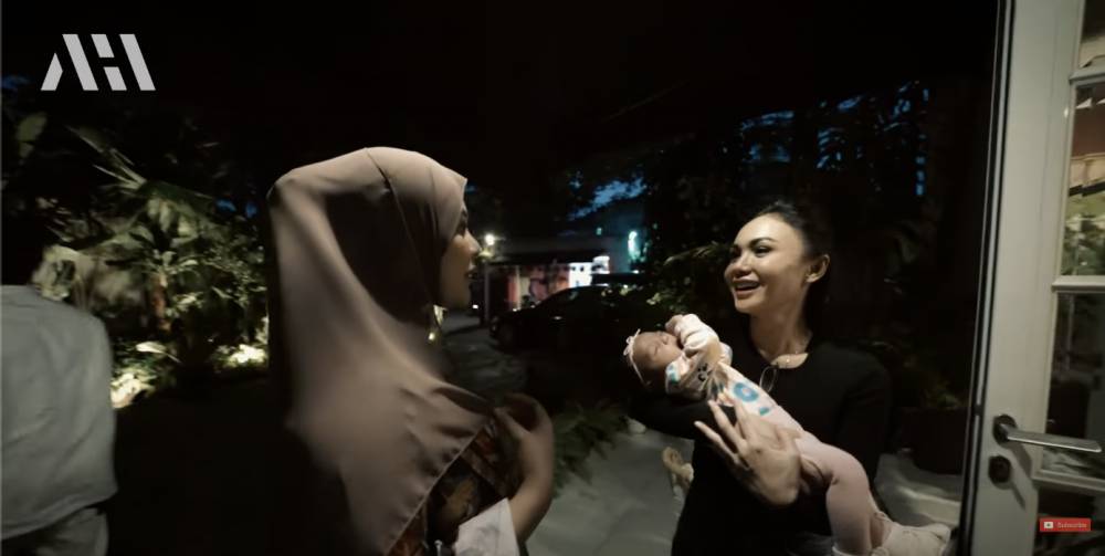 Momen Aurel, Atta, dan Ameena di rumah Yuni Shara (YouTube.com/AH)
