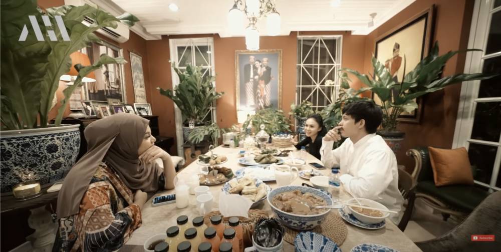 Momen Aurel, Atta, dan Ameena di rumah Yuni Shara (YouTube.com/AH)