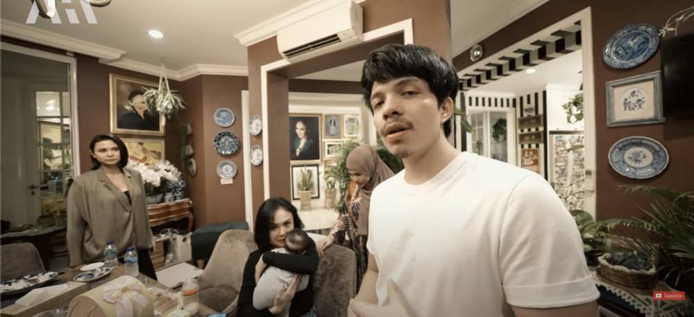 Momen Aurel, Atta, dan Ameena di rumah Yuni Shara (YouTube.com/AH)